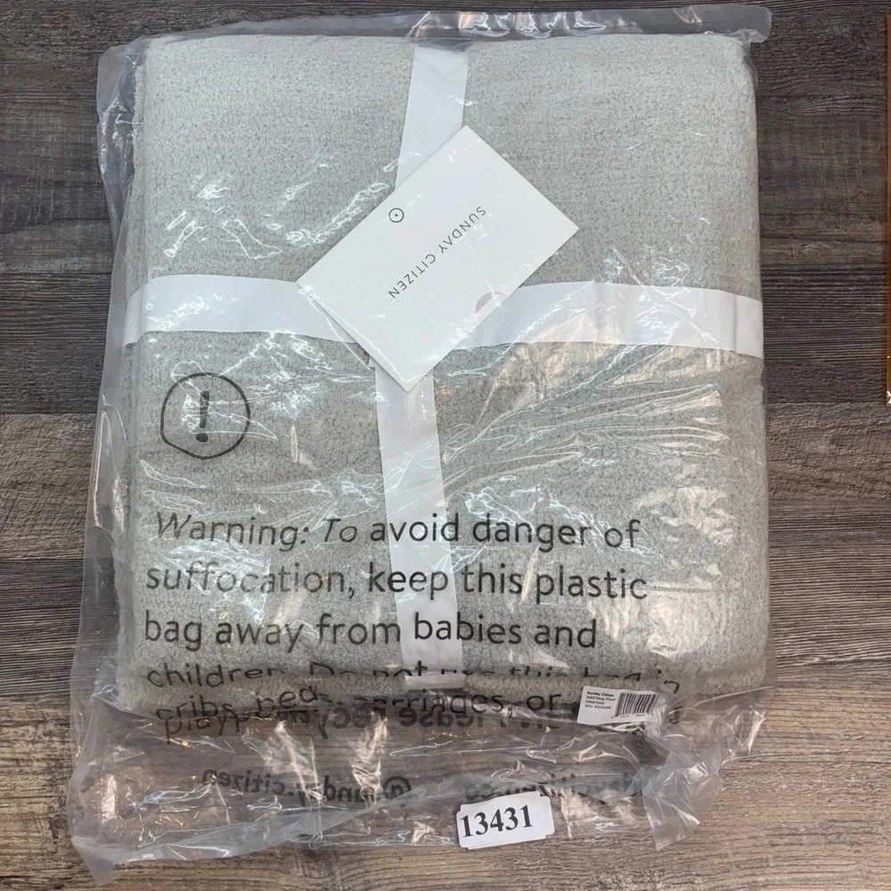 Sunday Citizen Solid Snug Throw Blanket Cloud Grey Microfiber A0101006 $98 NEW